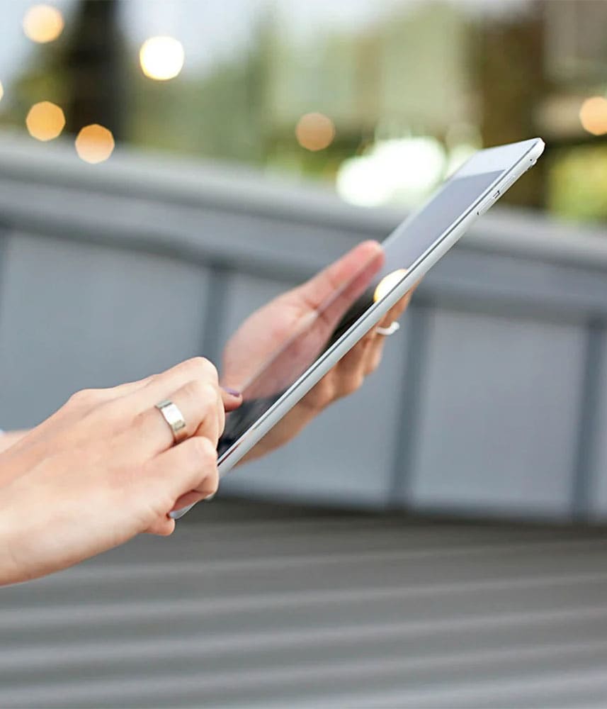 Personne utilisant une tablette tactile à l'extérieur