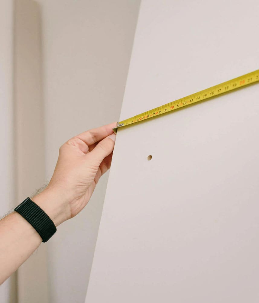 Mesure d'une planche avec un mètre ruban