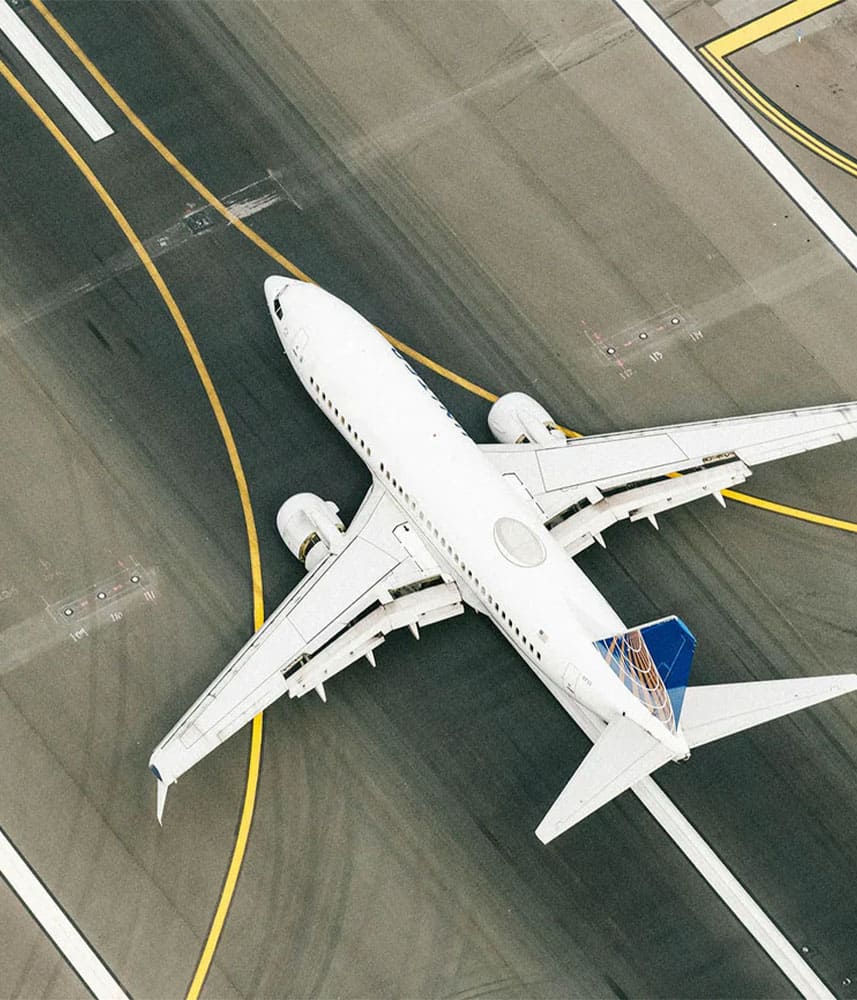 Avion prêt à décoller sur la piste