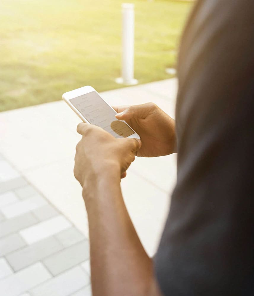 Personne utilisant un smartphone à l'extérieur