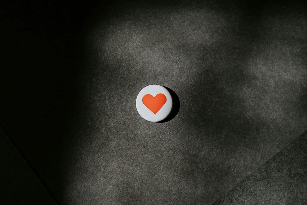 Maison Madeleines pin's coeur rouge