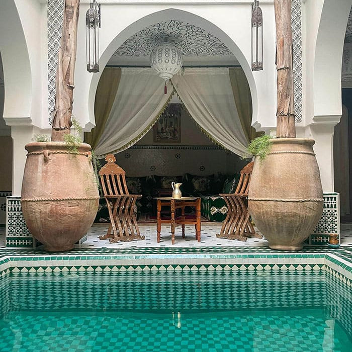 Patio traditionnel marocain avec piscine et grandes jarres
