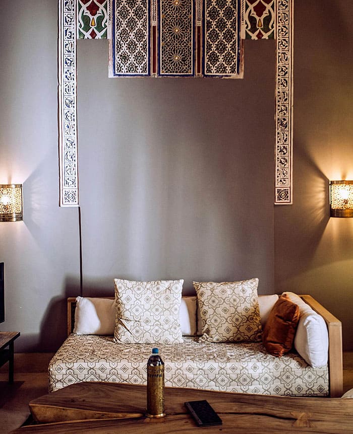 Salon avec canapé blanc, décorations murales marocaines
