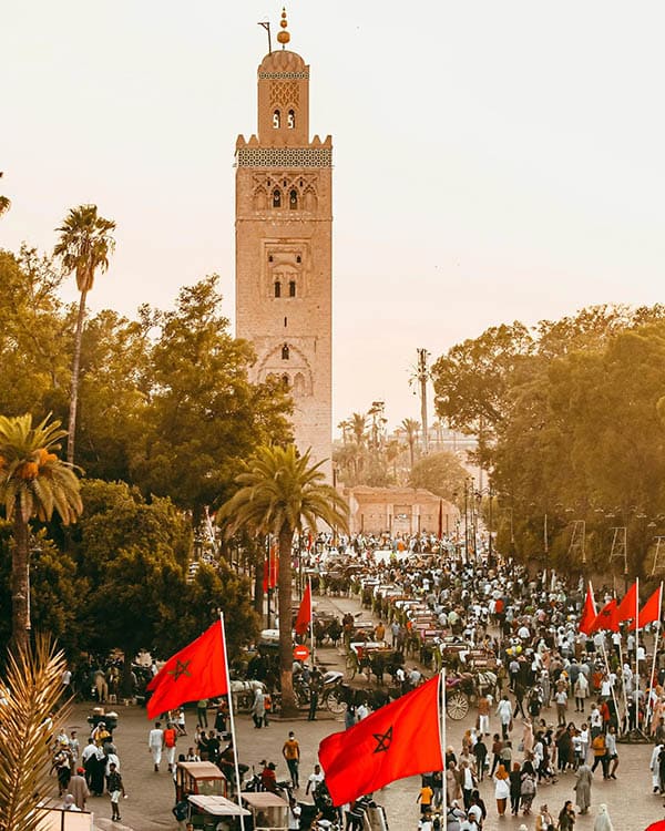 Place animée à Marrakech avec la Koutoubia