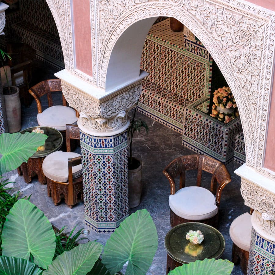 Patio marocain avec des colonnes décorées de motifs géométriques