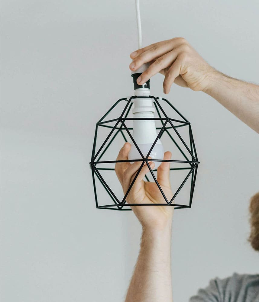 Installation d'une lampe suspendue moderne