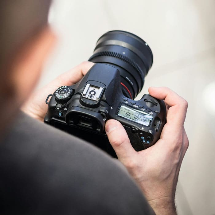 Photographe tenant son appareil photo